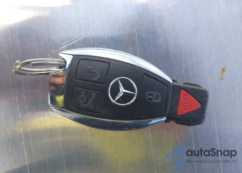 2011 Mercedes-Benz C 300 Luxury 4Matic/Sport 4Matic z USA, uszkodzony, nr VIN WDDGF8BB3BR160257